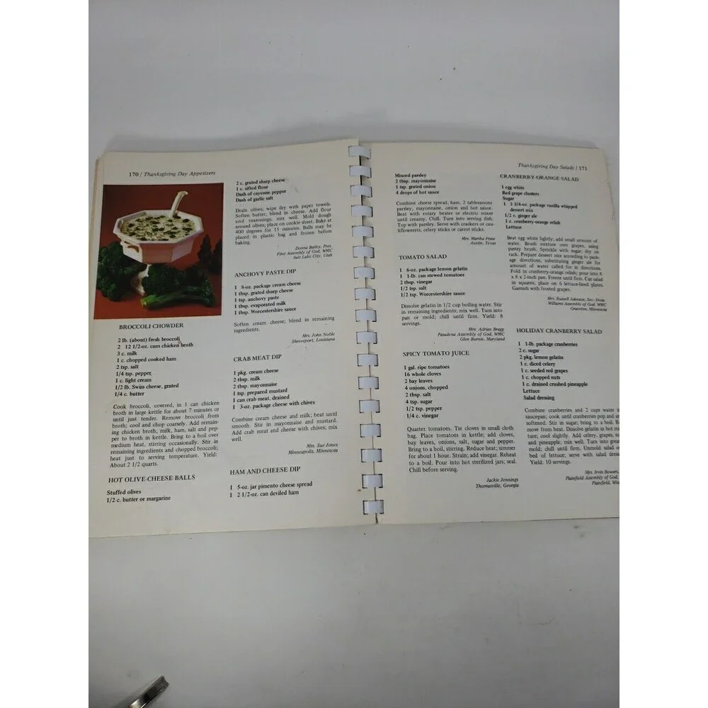Holiday Cookbook Assemblies of God Women 900 Recipes for All Holidays VTG 1971